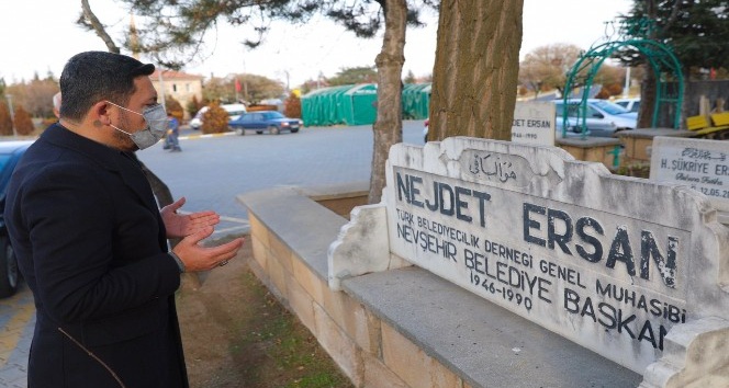Başkan Rasim Arı; eski belediye başkanlarından Nejdet Ersan’ın kabrini ziyaret etti