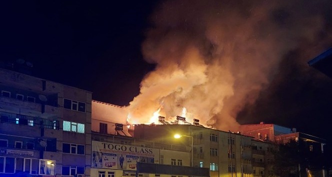 Bingöl’de 4 katlı  binanın çatısı alev alev yandı