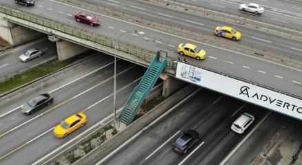 D-100 Karayolunda bir garip merdiven görenleri şaşkına çeviriyor