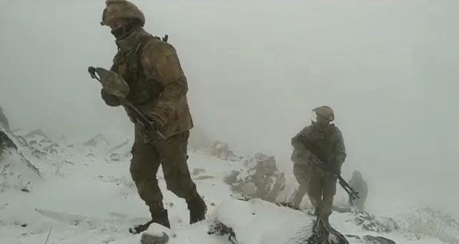Mehmetçiğin çetin kış şartlarına rağmen vatan nöbeti sürüyor