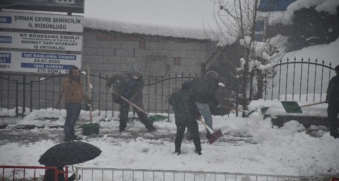 Şırnak’ta karla mücadele çalışmaları sürüyor