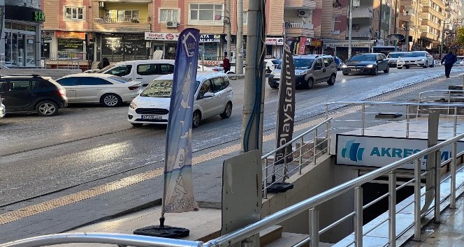 Mardin’de yolda oluşan buzlanma araçlara zor anlar yaşattı