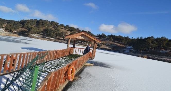 Donan gölet kartpostallık manzaralar oluşturdu