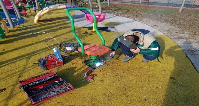 Park ve yeşil alanlarda bakım çalışmaları sürüyor