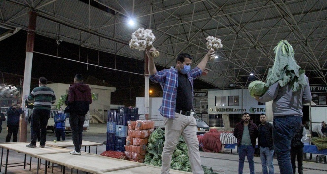 Tezgahlar podyum, pazarcılar manken, ürünler kışlık sebze ve meyveler oldu