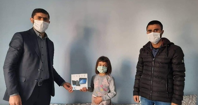 İHA’nın haberi ses getirdi 7 yaşındaki Şeymanur tabletine kavuştu