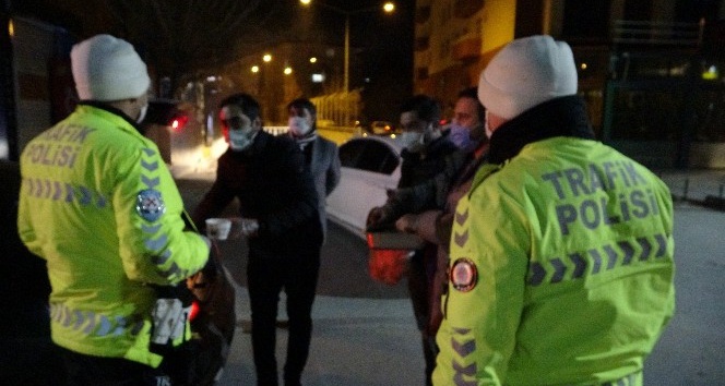Soğuk havada kısıtlama nöbeti tutan polislere sıcak çorba ikramı
