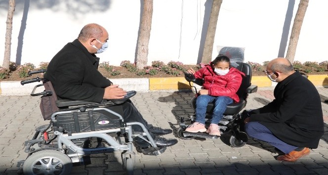 Kurtalan Kaymakamı Aydın, engelli genç kıza akülü sandalye hediye etti