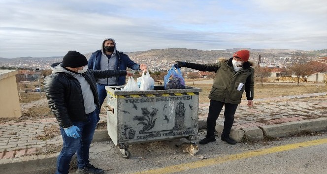 Lisans öğrencileri çöp topladı