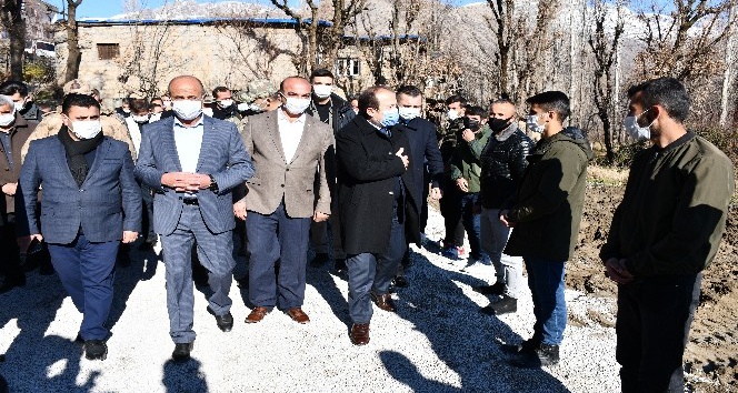 Şırnak Valisi Pehlivan Uludere’deki seralarda incelemelerde bulundu