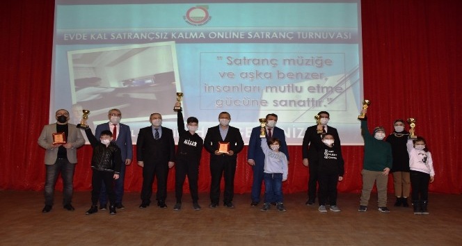Amasya Belediyesi’nin düzenlediği online satranç turnuvasında ödüller verildi