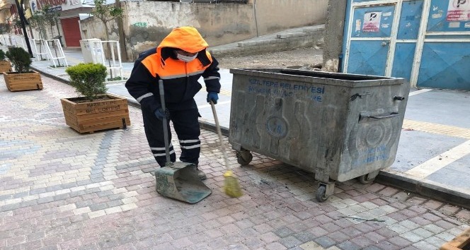 Koronanın sessizliğini süpürgesinin sesiyle bozdu