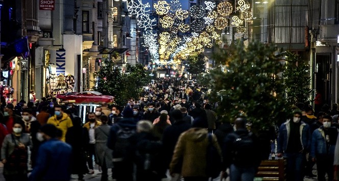 İstiklal Caddesi’nde kısıtlama öncesi korkutan kalabalık