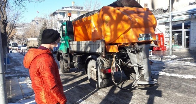 Kars Belediyesi’nin temizlik ve kar mesaisi devam ediyor