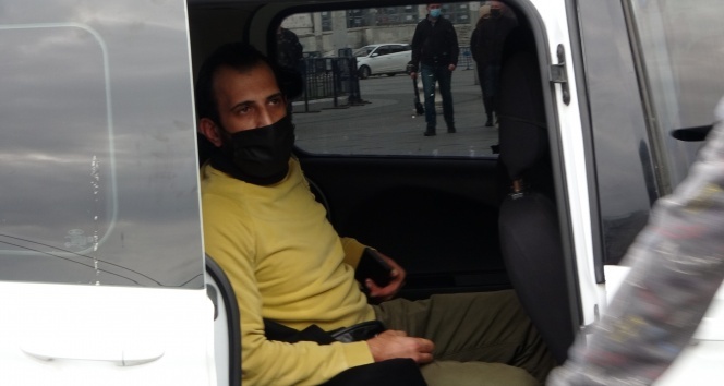 Taksimde turist kendisini uyaran polise saldırdı