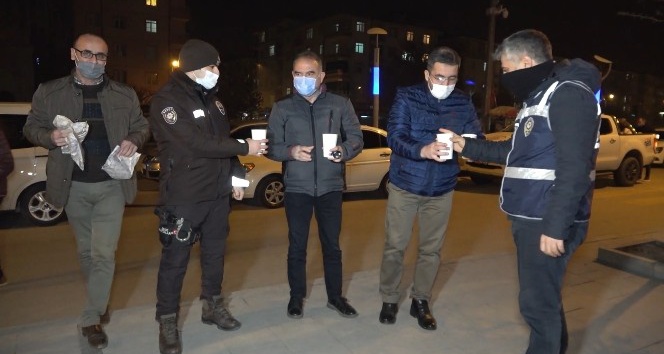 Kısıtlama nöbeti tutan polislere sıcak çorba ikram edildi