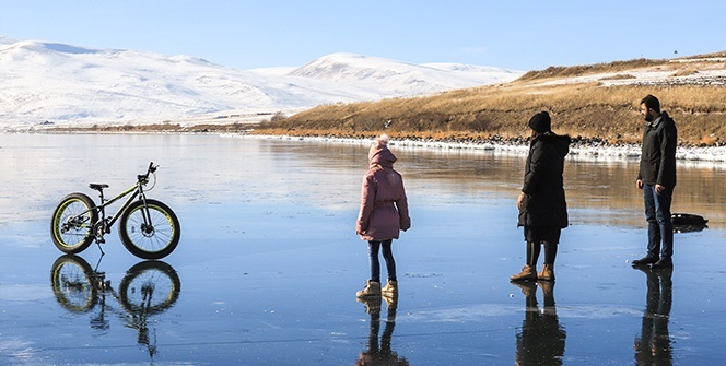 Buz tutan Çıldır gölünde bisiklet keyfi