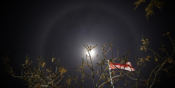 Ay halesi oluştu, vatandaşlar telefonlarına sarıldı