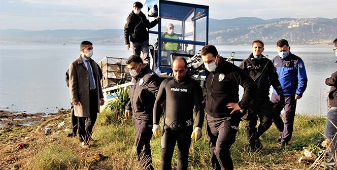 Denize ve sazlıkların arasına kaçan midyecileri polis tek tek topladı