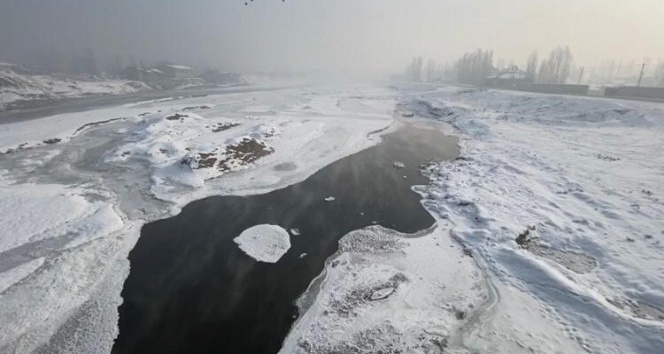 Ağrı’yı etkisi altına alan Sibirya soğukları nedeniyle Murat Nehri buz tuttu