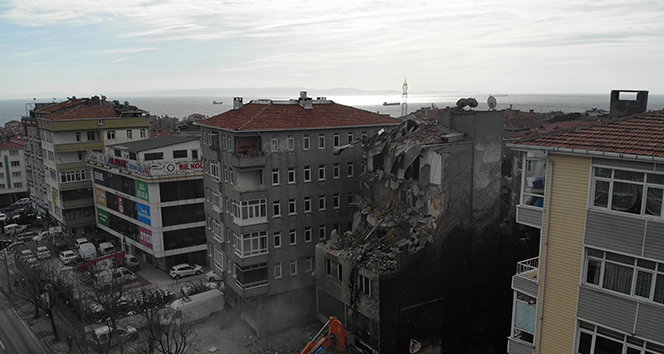 Avcılar'da E-5 kenarında en dikkat çeken binaydı, yıkımı yapıldı