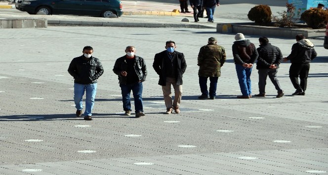 Pandemiye rağmen güneşli havayı fırsat bilen vatandaşlar sokağa akın etti