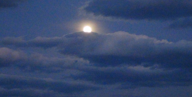 Gökyüzü kızıl oldu, dolunayla ortaya eşsiz bir görüntü çıktı