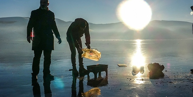 Buz tutan Çıldır Gölü üzerinde mangal keyfi