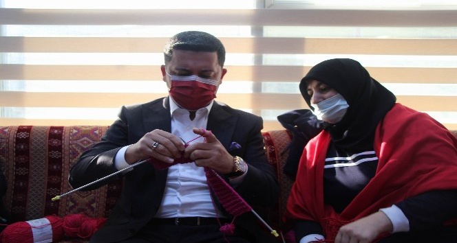 Belediye Başkanı Arı, kadınlarla örgü ördü