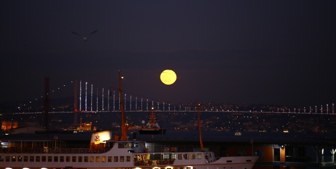 İstanbul’da dolunay manzarası göz kamaştırdı