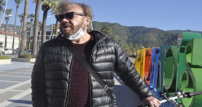 Ünlü sanatçı Atasoy, "Bu yıl evimizde olalım, sağlıklı kalalım"