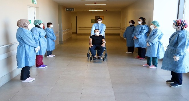 Korona virüse yakalanan sağlık çalışanı alkışlar eşliğinde taburcu oldu