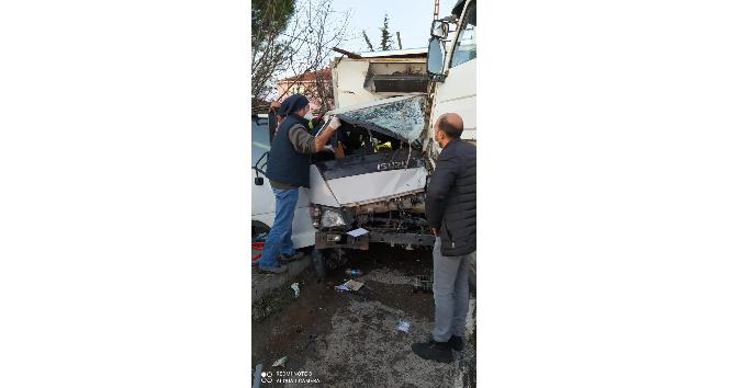 Kırklareli’nde beton mikseri ile kamyonet çarpıştı: 2 yaralı