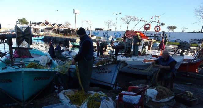 Hamsi Trabzon açıklarından kaçınca kıyı balıkçıların ağları boş kaldı