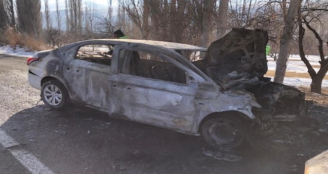 Kars’ta kaza sonucu alev alan otomobil patladı