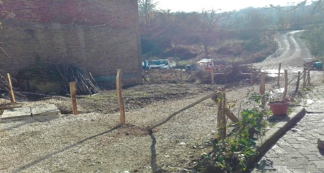Yolu, tel örgüyle çevirip ulaşıma kapattı