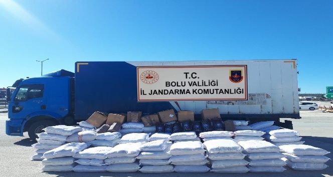 Bolu’da kaçak ürünlerle dolu kargo araçları jandarmaya yakalandı