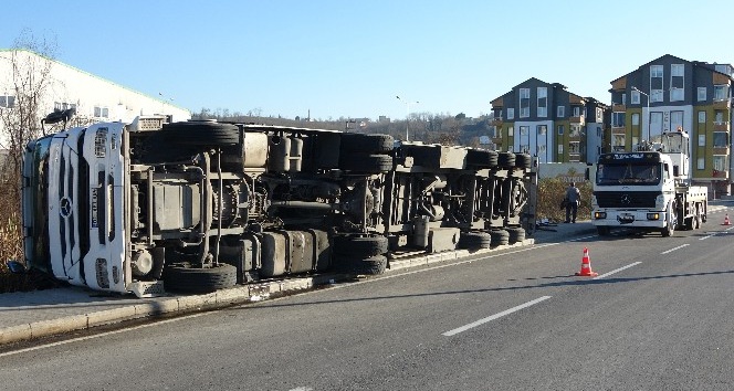 Ordu’da boya yüklü tır devrildi
