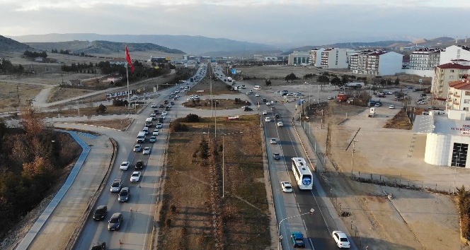 43 ilin geçiş noktasında yıl başı öncesi trafik yoğunluğu: Binlerce kişi yollara akın etti