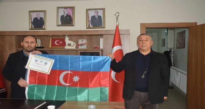 TADDEF’ten MHP İl Başkanına teşekkür belgesi ve Azerbaycan bayrağı
