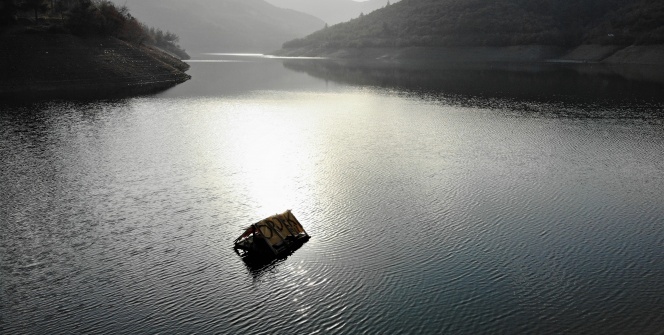 Göletin ortasına mini ev yapıp kuş cennetine çevirdiler