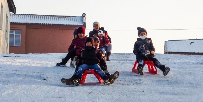Soğuk havaya rağmen çocukların kızak keyfi