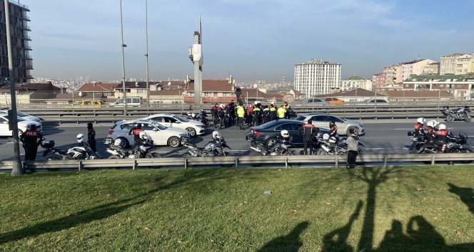 Kaza geçiren motosikletli polisin yardımına meslektaşları koştu
