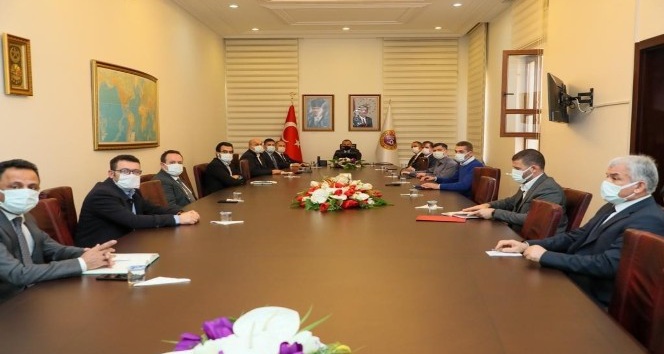 Vali ‘aşı propagandasına’ karşı uyardı