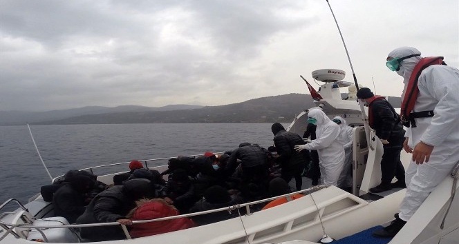 Türk karasularına bırakılarak ölüme terk edilen 26 göçmen kurtarıldı