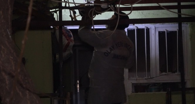 Bu evdeki eşyalar kendiliğinden tutuşuyor: Kendiliğinden yanan evin sırrını çözmeye çalışıyorlar