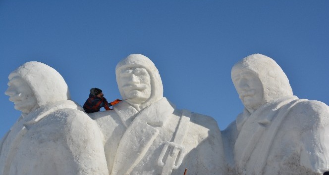 Sarıkamış’ta donarak şehit olan Mehmetçiklerin anısına kardan heykeller yapılıyor