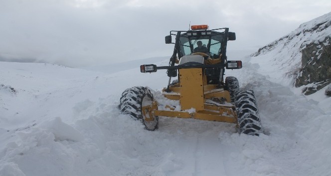 Bayburt’ta kardan kapanan yolar açıldı, mahsur kalan turistler kurtarıldı
