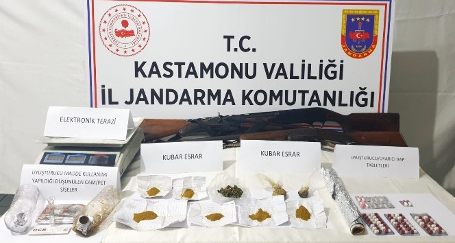 Kastamonu’da uyuşturucu ticareti yaptığı gerekçesiyle 3 kişi yakalandı