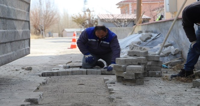 Erzincan’da yol bakım ve onarım çalışmaları devam ediyor
